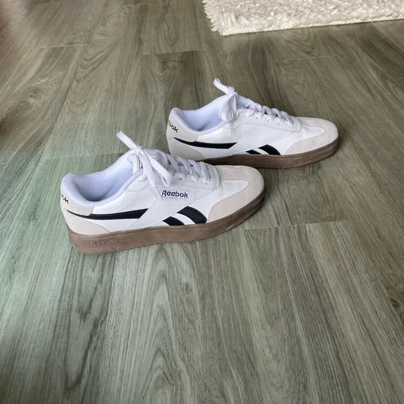 Rebook Sneaker - Picture 2 of 7